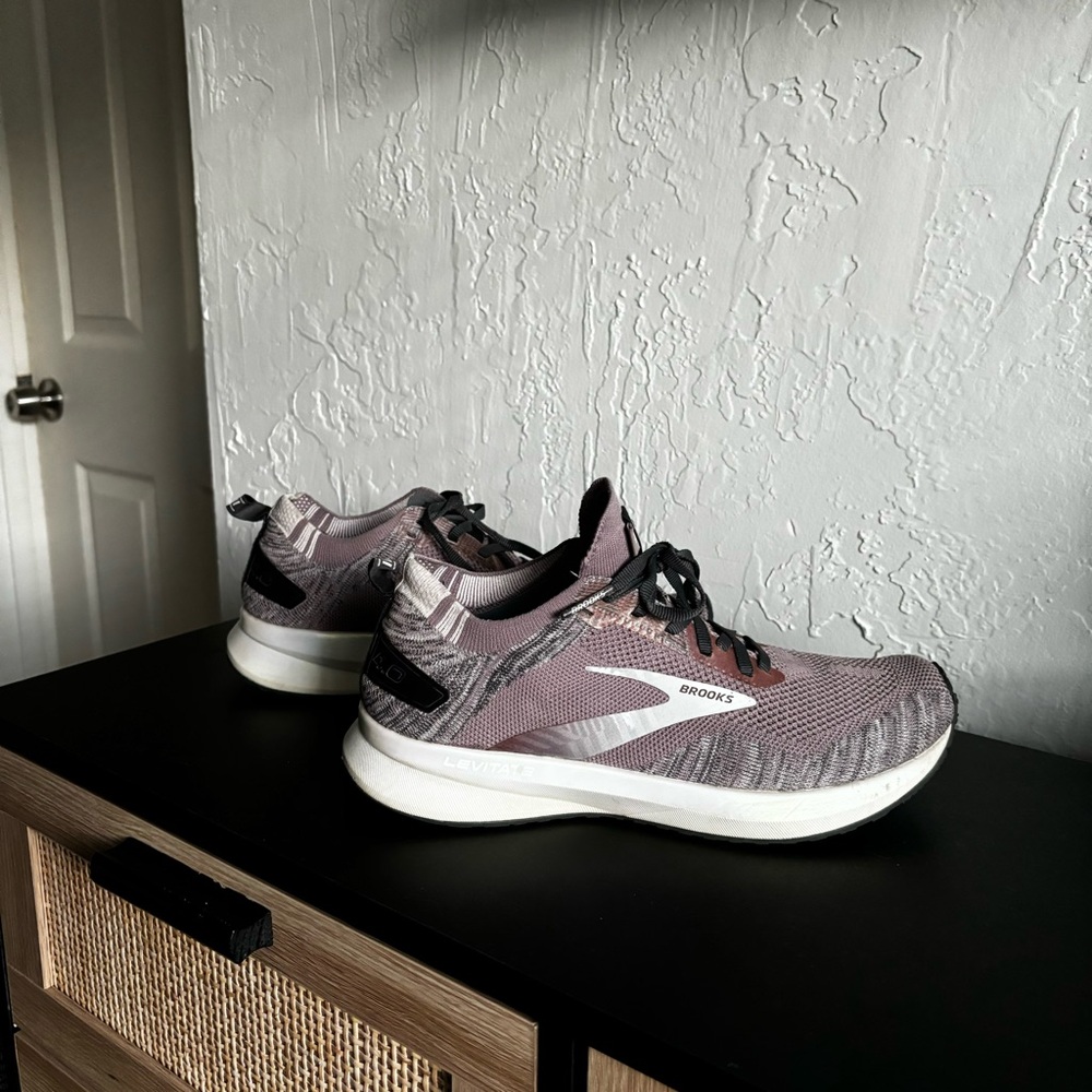 Brooks Levitate 4 Primrose Blackened Pearl Women’s 8.5 Good Condition